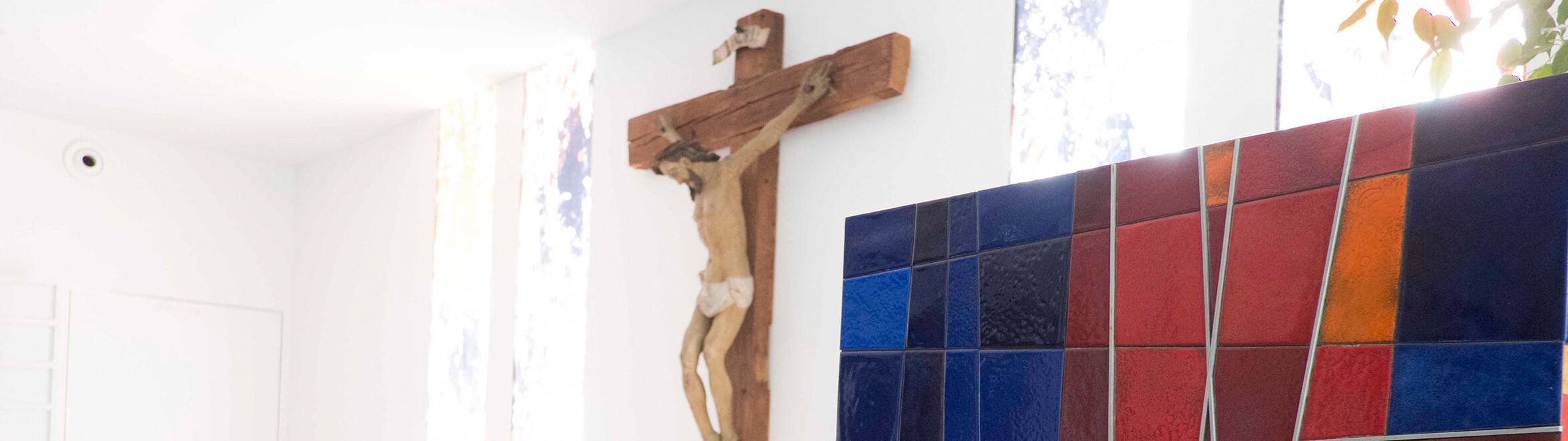 Kapelle im Antoniushaus Feldkirch mit Kreuz und Tabernakel Antoniushaus der Kreuzschwestern in Feldkirch, Vorarlberg