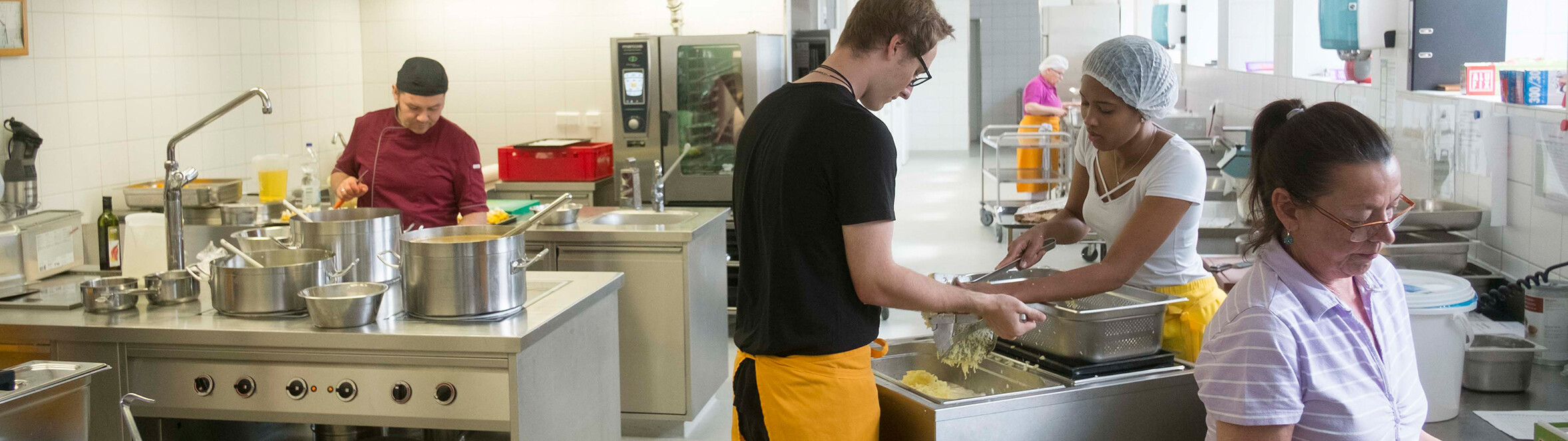 Küchenteam des Antoniushauses in Feldkirch bei der Arbeit Antoniushaus der Kreuzschwestern in Feldkirch, Vorarlberg