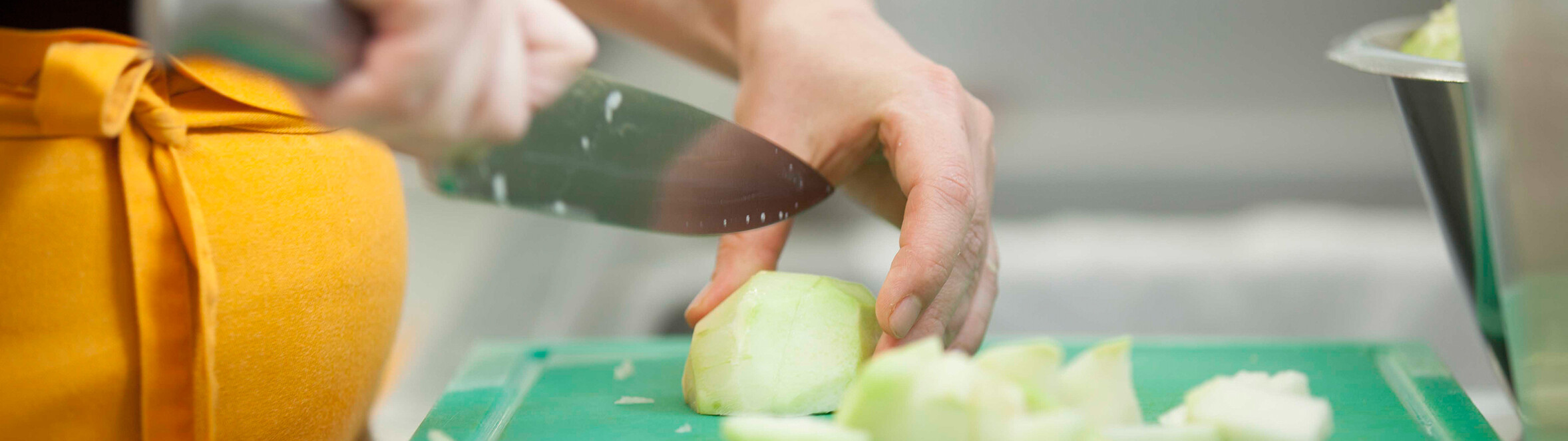 Kochen mit Gemüse von Bauern aus der Umgebung in der Küche des Antoniushauses in Feldkirch Antoniushaus der Kreuzschwestern in Feldkirch, Vorarlberg