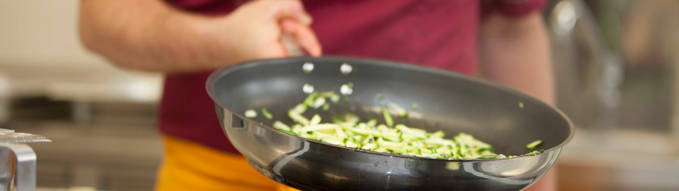 Küchenchef des Antoniushaus in Feldkirch Andreas Drißner am Herd Antoniushaus der Kreuzschwestern in Feldkirch, Vorarlberg
