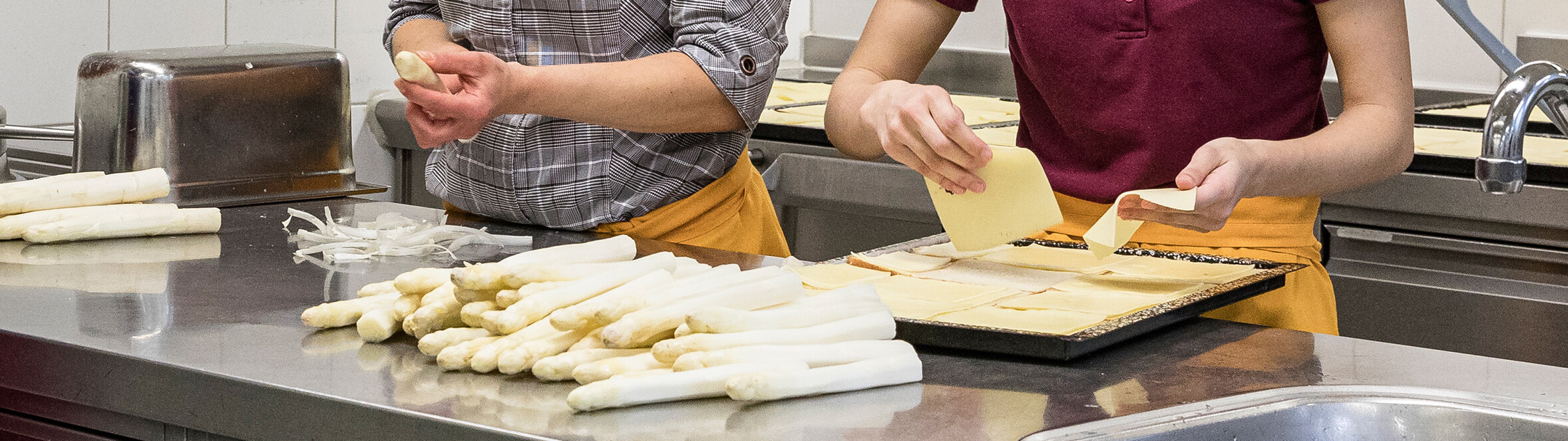 Kücheteam des Antoniushauses bereitet Spargel & Toast vor Antoniushaus der Kreuzschwestern in Feldkirch, Vorarlberg