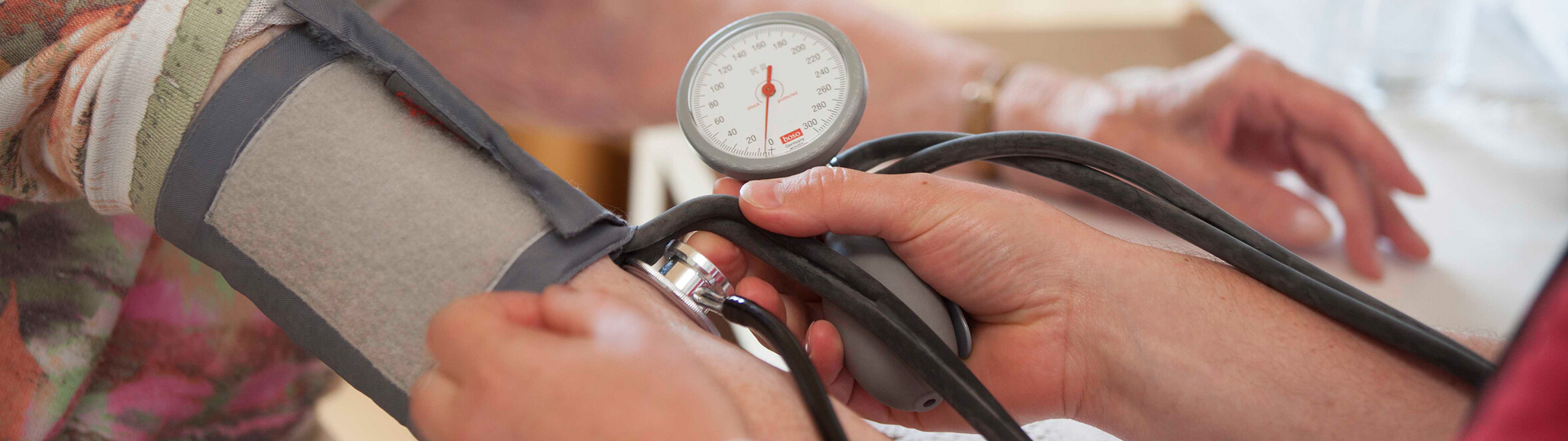 Pflege, Blutdruck messen, Antoniushaus Feldkirch Antoniushaus der Kreuzschwestern in Feldkirch, Vorarlberg, Pflege