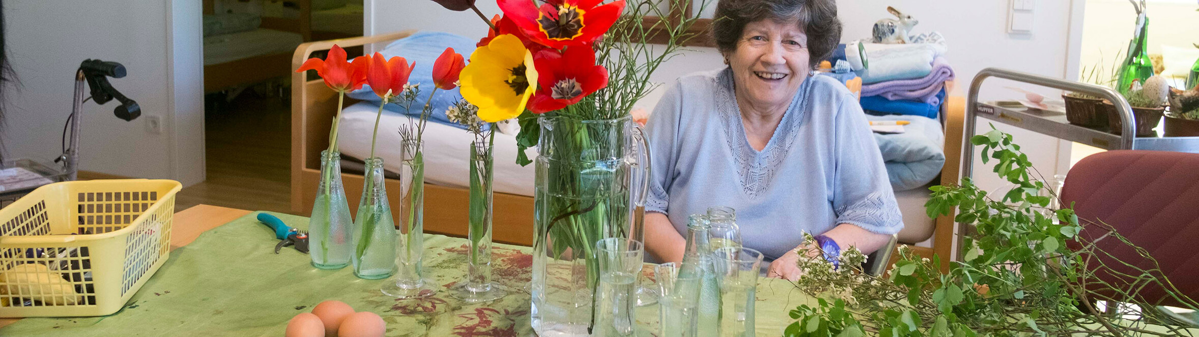 Herstellung von Blumenschmuck und Osterdekoration Antoniushaus der Kreuzschwestern in Feldkirch, Vorarlberg, Aktivierung in der Pflege