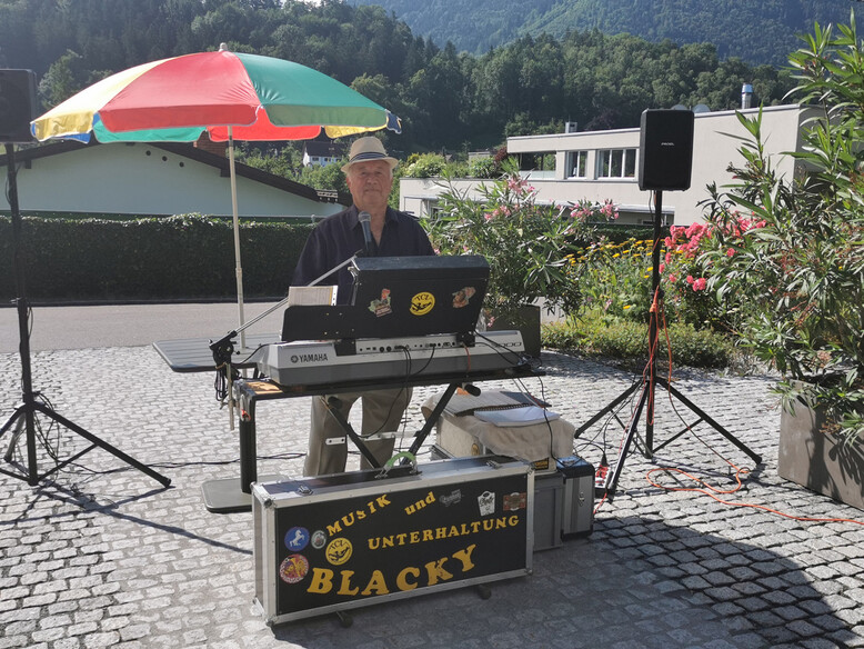 Alleinunterhalter Kurt Schwarz alias Blacky im Antoniushaus der Kreuzschwestern