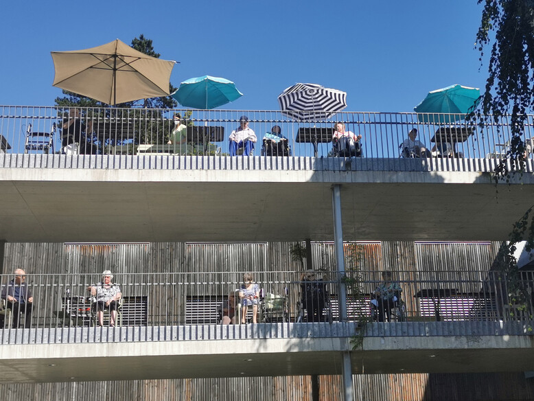 Die Ränge des Antoniushauses waren gut besucht! Alleinunterhalter Kurt Schwarz alias Blacky im Antoniushaus der Kreuzschwestern