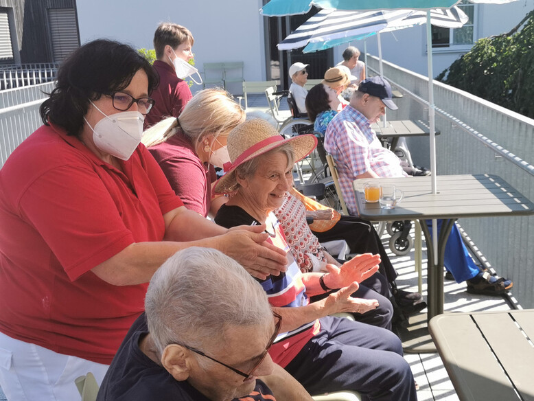 Das Publikum schätzt die Evergreens, welche Blacky zum Besten gab Alleinunterhalter Kurt Schwarz alias Blacky im Antoniushaus der Kreuzschwestern