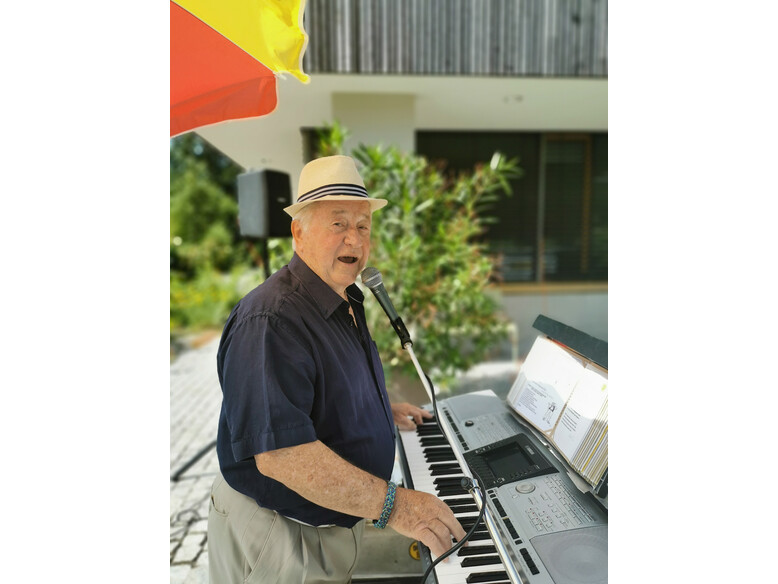 Seit vielen Jahren beehrt uns Kurt Schwarz mit seiner wunderbaren Musik! Alleinunterhalter Kurt Schwarz alias Blacky im Antoniushaus der Kreuzschwestern