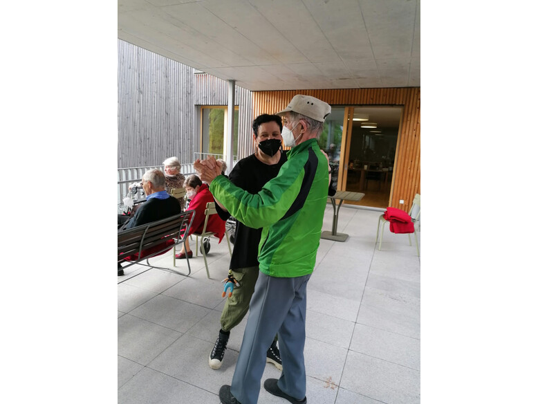 Ein Tänzchen in Ehren kann man niemandem verwehren! Alleinunterhalter Kurt Schwarz alias Blacky im Antoniushaus der Kreuzschwestern