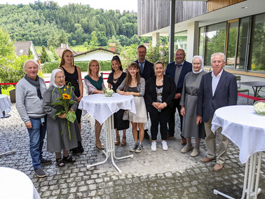 Stefan Allgäuer, Sr. Gertrud Müller, Lena Zens, Christa Egle, Yasmin Elkhaouti, Fabienne Schwendinger, Clemens Schmölz, Jennifer Küng, Thomas Vranjes, Sr. Elisabeth Heinzle, Günter Lampert Lehrabschluss Feier, Ausbildungshaus Antoniushaus, Feldkirch, Kreuzschwestern, Bildung, Ausbildung, Pflegelehre