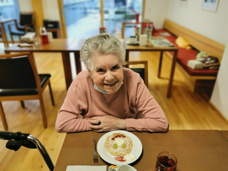 Antoniushaus der Kreuzschwestern in Feldkirch, Vorarlberg, Illumination des Weihnachtsbaumes 2021
