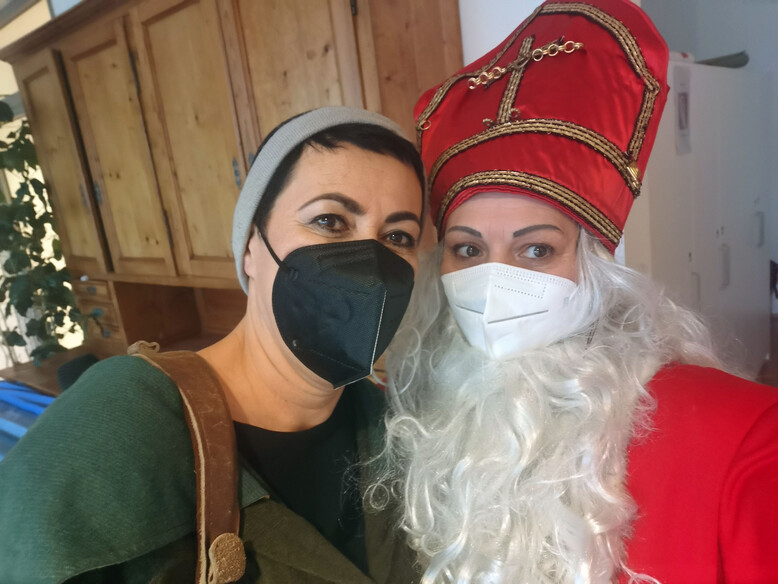 Die Ähnlichkeit mit von Knecht Ruprecht und St. Nikolaus mit MitarbeiterInnen im Haus kann nicht von der Hand gewiesen werden... Antoniushaus der Kreuzschwestern in Feldkirch, Vorarlberg, Nikolausfeier