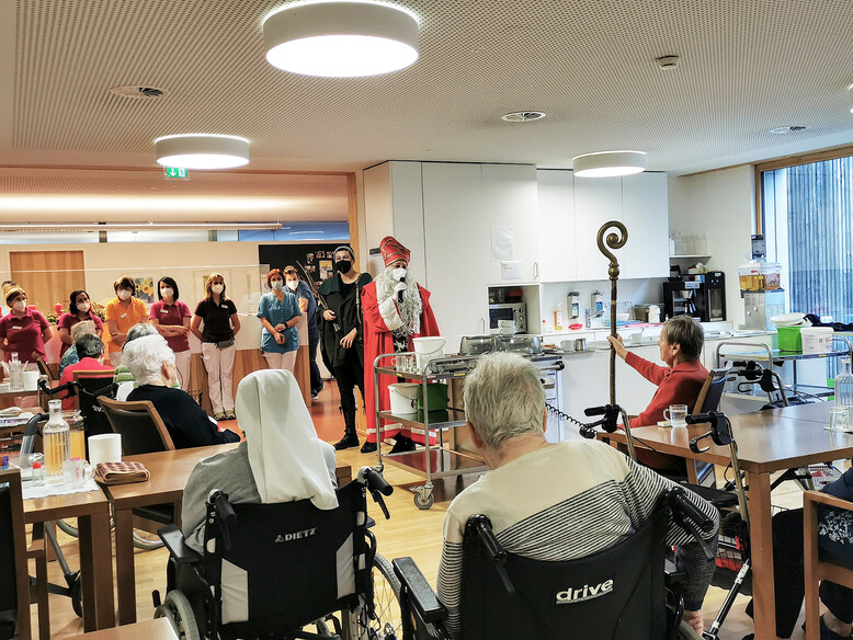 Sowohl BewohnerInnen als auch das Antoniushaus-Team genossen die Abwechslung vom Alltag Antoniushaus der Kreuzschwestern in Feldkirch, Vorarlberg, Nikolausfeier