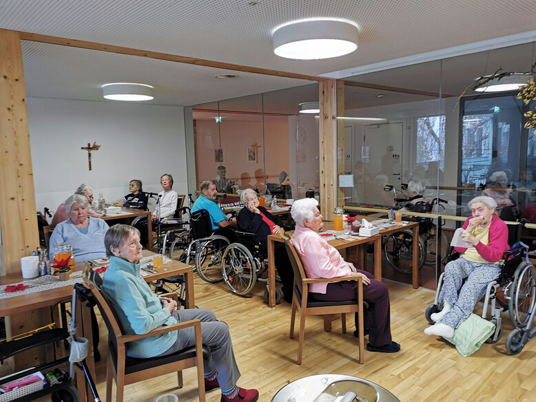 Den Worten der Redner*innen wurde aufmerksam gefolgt Antoniushaus der Kreuzschwestern in Feldkirch, Vorarlberg, Weihnachtsfeier 2021