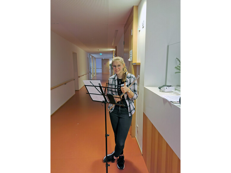 Sophia Wachter verzauberte Ihre Zuhörer*innen mit ihrer Querflöte Antoniushaus der Kreuzschwestern in Feldkirch, Vorarlberg, Weihnachtsfeier 2021