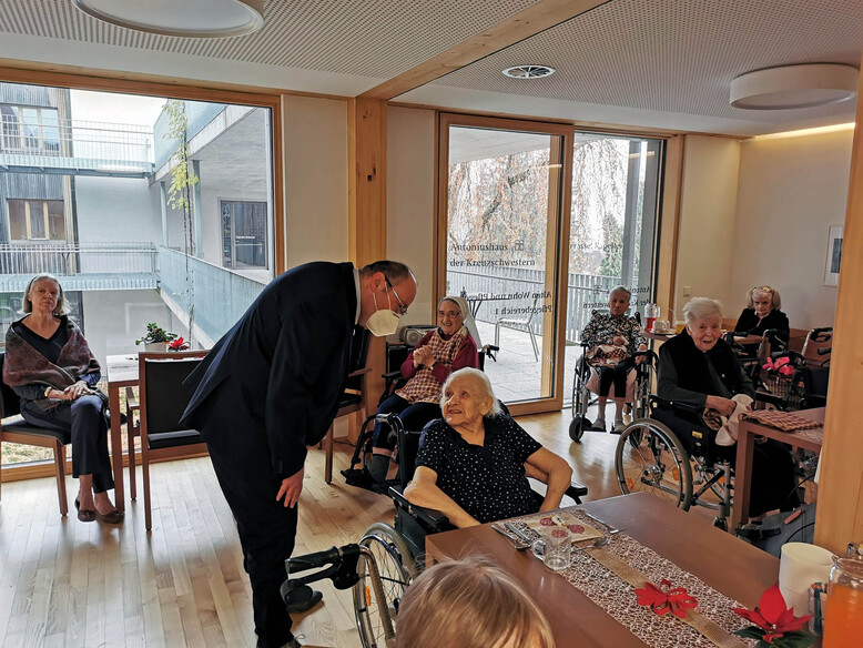 Ein kurzer Plausch mit GF Thomas Vranjes Antoniushaus der Kreuzschwestern in Feldkirch, Vorarlberg, Weihnachtsfeier 2021