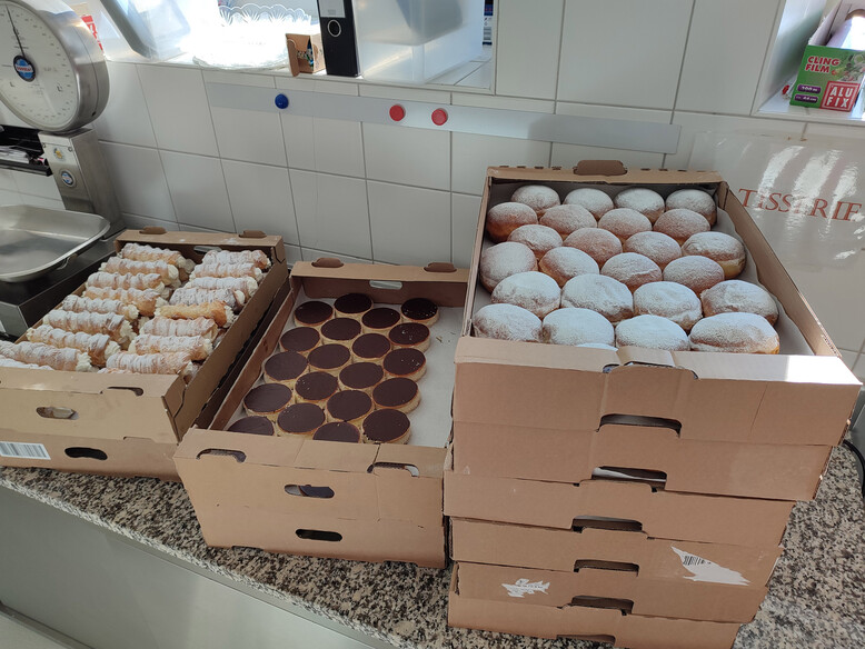 Krapfen, Schaumrollen und die berühmten "Münsch Törtle" Antoniushaus der Kreuzschwestern in Feldkirch, Vorarlberg, Küchenteam, Fasnacht, Bäckerei Münsch,Fasching