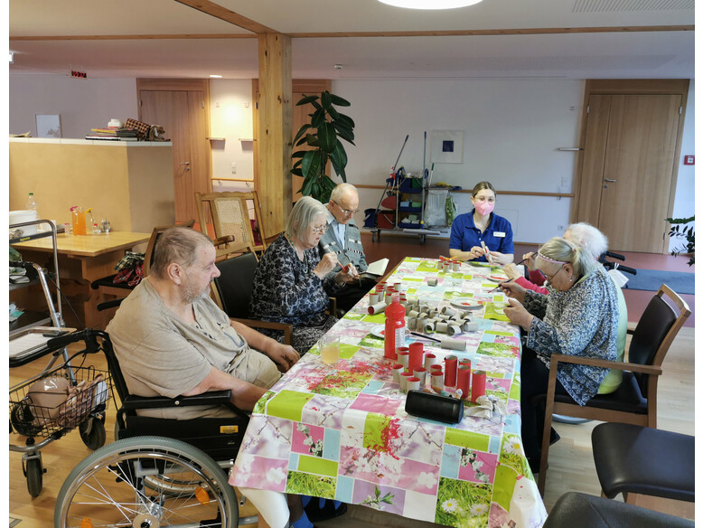 Bei der gemeinsamen Arbeit wird viel getrascht und gelacht. Antoniushaus der Kreuzschwestern in Feldkirch, Vorarlberg, Ostervorbereitungen