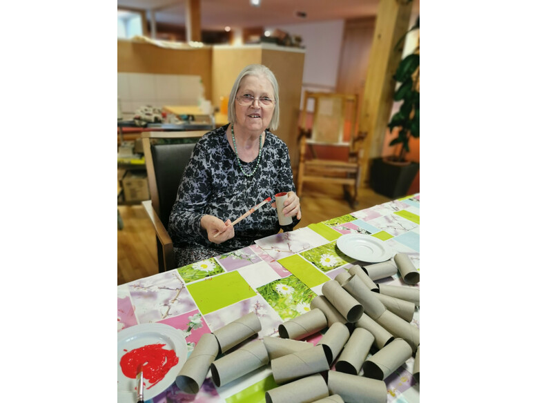 Mit sichtlicher Konzentration werden die einzelnen Kartonrollen bemalt Antoniushaus der Kreuzschwestern in Feldkirch, Vorarlberg, Ostervorbereitungen