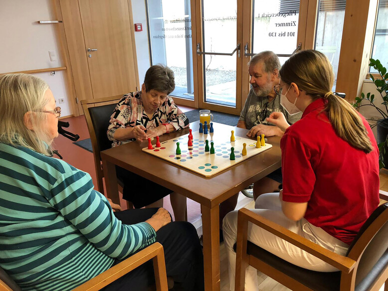 Im Spiel werden die kommunikativen Fähigkeiten trainiert Antoniushaus der Kreuzschwestern in Feldkirch, Spielenachmittag