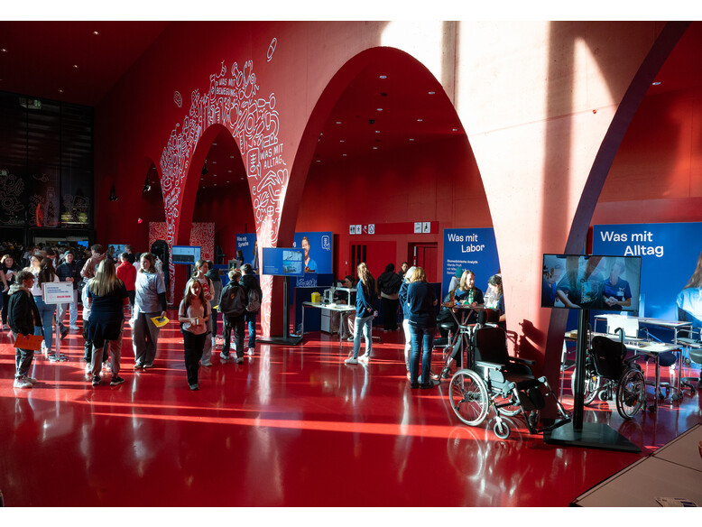 Antoniushaus präsentierte den Pflege-Lehrberuf auf der Ausbildungsmesse "i" Antoniushaus der Kreuzschwestern in Feldkirch - Ausbildungsmesse "i"