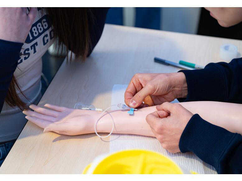 Antoniushaus präsentierte den Pflege-Lehrberuf auf der Ausbildungsmesse "i" Antoniushaus der Kreuzschwestern in Feldkirch - Ausbildungsmesse "i"