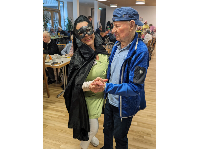 Die Tanzbeine wurden ausgelassen geschwungen. Fasching im Antoniushaus der Kreuzschwestern in Feldkirch