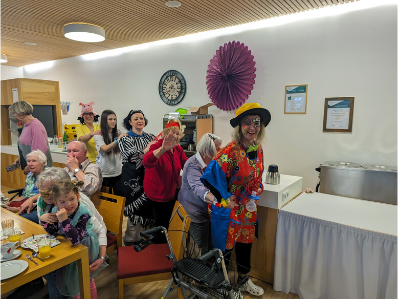 Eine Polonaise durfte natürlich nicht fehlen. Fasching im Antoniushaus der Kreuzschwestern in Feldkirch
