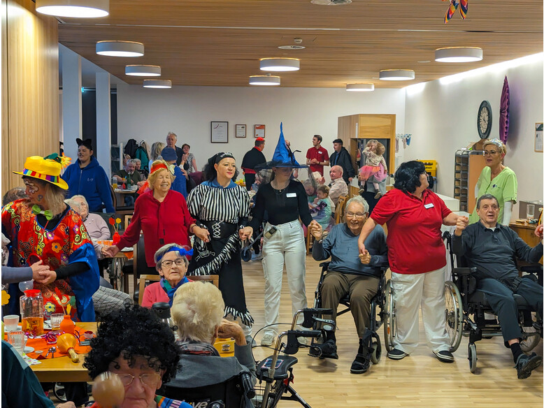 ...die versammelte Faschingsgesellschaft. Fasching im Antoniushaus der Kreuzschwestern in Feldkirch
