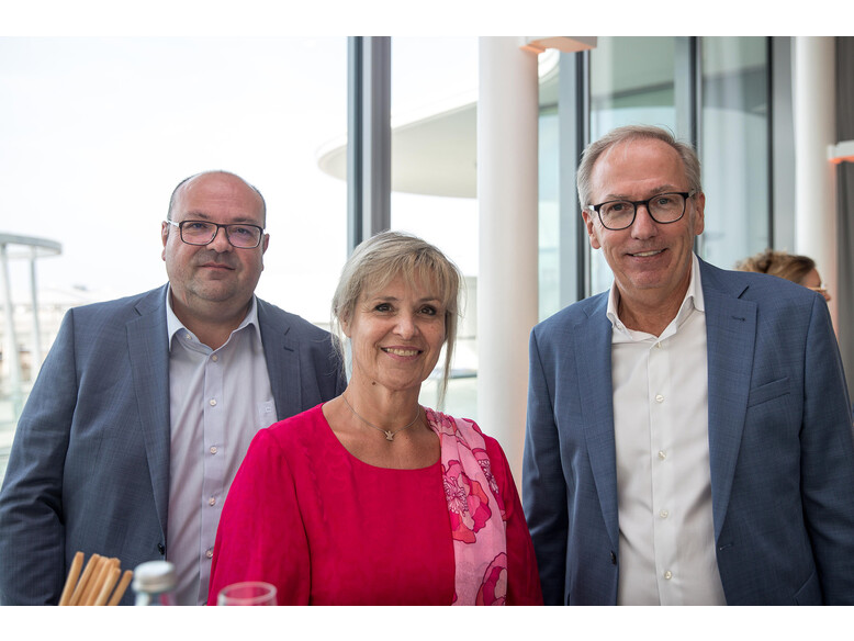 Credits: Harald Schlossko/ Ministerium für Frauen, Familie, Integration und Medien Antoniushaus der Kreuzschwestern, Pflegeheim, Auszeichnung, Familienministerium