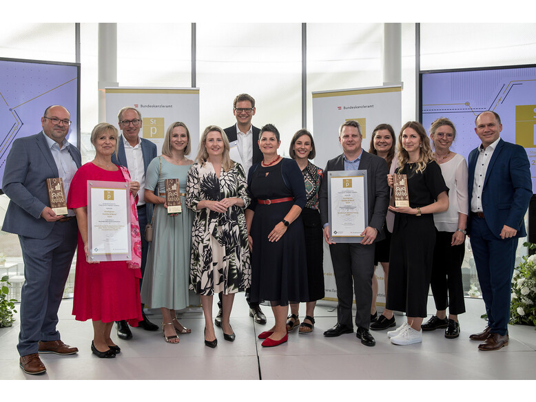 Credits: Harald Schlossko/ Ministerium für Frauen, Familie, Integration und Medien Antoniushaus der Kreuzschwestern, Pflegeheim, Auszeichnung, Familienministerium