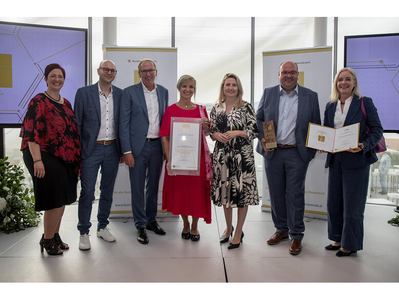 Credits: Harald Schlossko/ Ministerium für Frauen, Familie, Integration und Medien Antoniushaus der Kreuzschwestern, Pflegeheim, Auszeichnung, Familienministerium