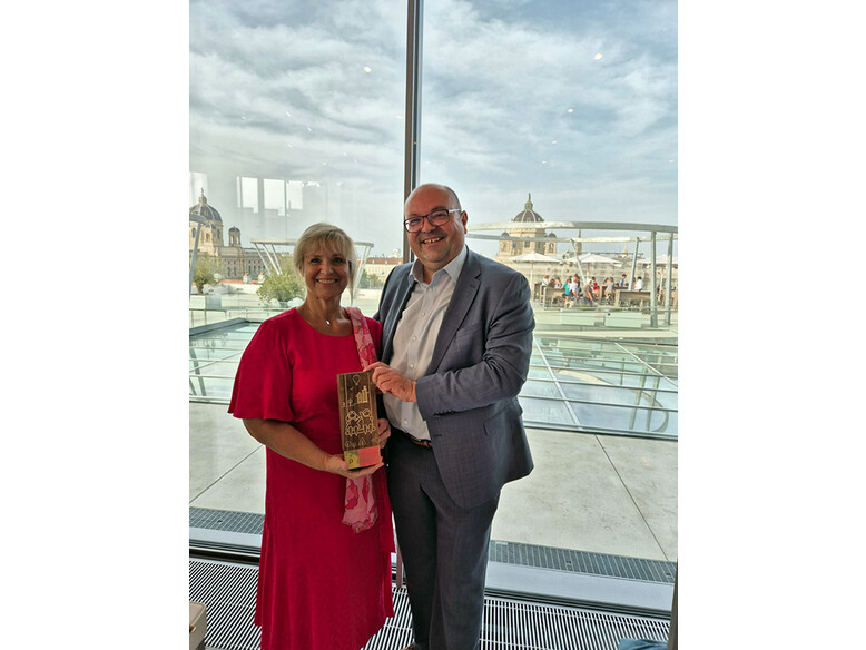 Credits: Harald Schlossko/ Ministerium für Frauen, Familie, Integration und Medien Antoniushaus der Kreuzschwestern, Pflegeheim, Auszeichnung, Familienministerium